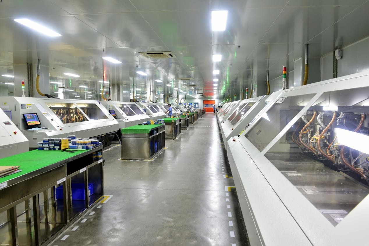 钻孔：全线性电机六轴数控大台面自动钻孔机（大族）